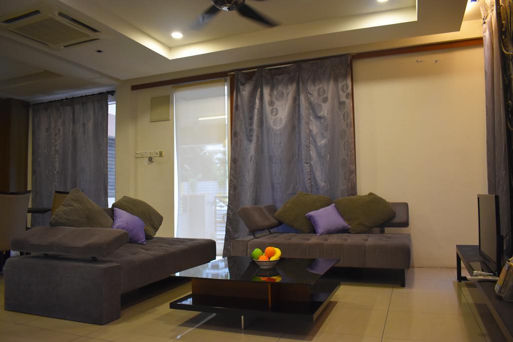 Villa 67 First Island Bukit Jambul Esterno foto